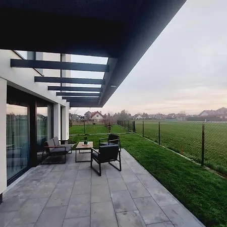 Przestronny Apartament, Ogrodek, Miejsca Postojowe W Garazu Krakau Exterior foto