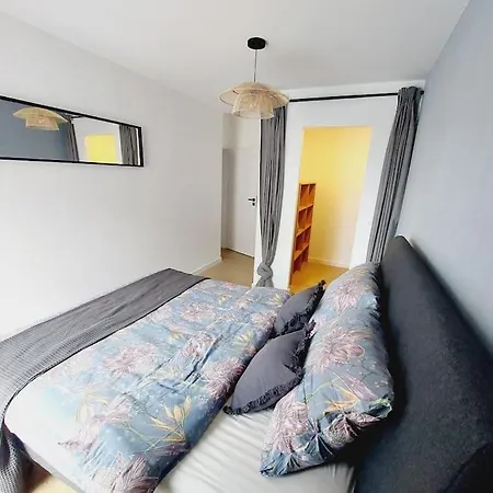 Przestronny Apartament, Ogrodek, Miejsca Postojowe W Garazu Krakau Exterior foto