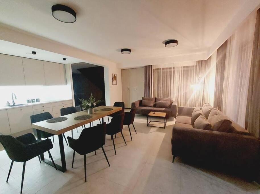 Apartment Przestronny Apartament, Ogrodek, Miejsca Postojowe W Garazu Krakau
